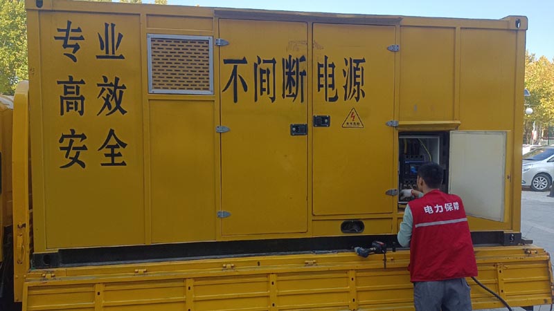 源城柴油发电机组和UPS电源配合使用时，如何避免切换过程中的电力中断？